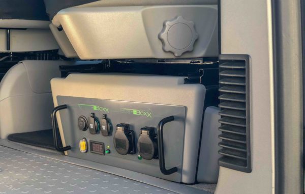 Doble CBE C-línea de montaje en pared de Puerto de alimentación USB frontal Horsebox Autocaravana VW T5